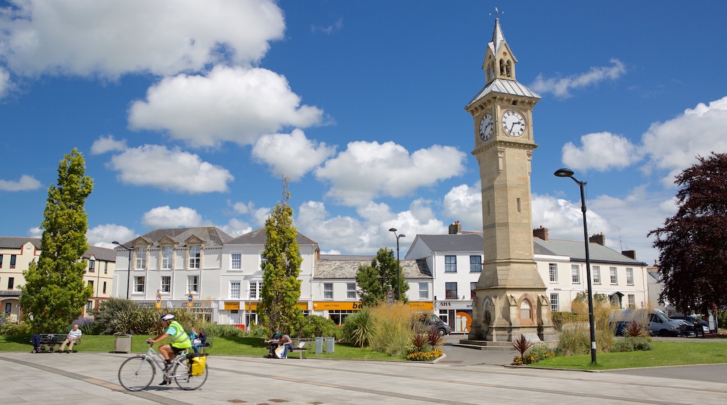 Barnstaple showing heritage architecture, street scenes and cycling