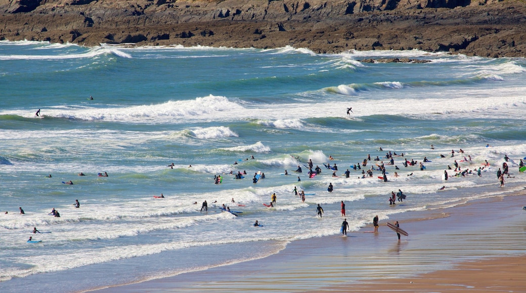 Croyde ofreciendo natación y una playa y también un gran grupo de personas