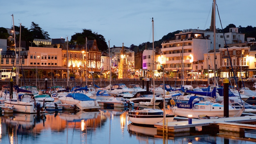Torquay ofreciendo una ciudad costera, una marina y escenas nocturnas