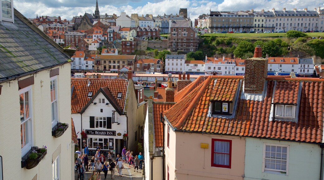 Whitby qui includes scĂšnes de rue et petite ville ou village aussi bien que important groupe de personnes