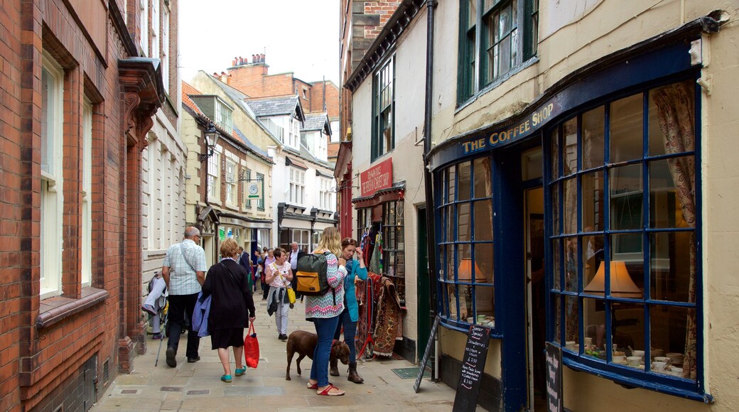 Whitby montrant scènes de café, petite ville ou village et scènes de rue