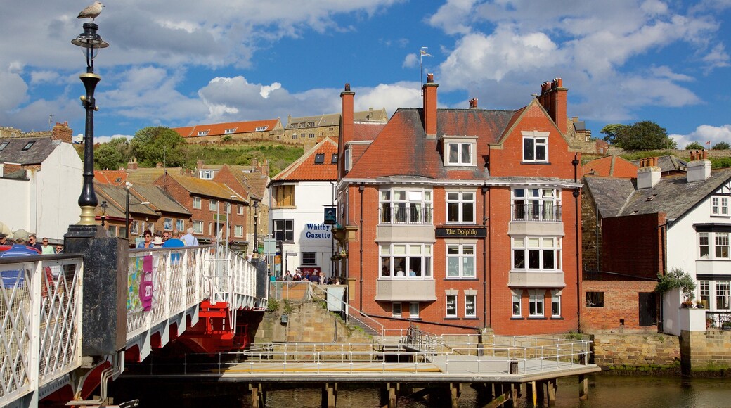 Whitby montrant ville côtière et patrimoine architectural