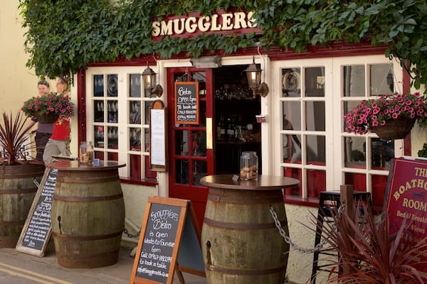 Robin Hood\'s Bay Beach mit einem Café-Lifestyle, Küstenort und Beschilderung