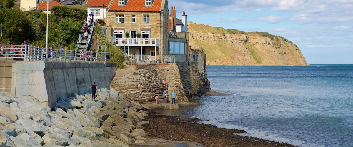 Robin Hood\'s Bay Beach johon kuuluu rannikkokaupunki, yleiset rantanäkymät ja kallioinen rannikko