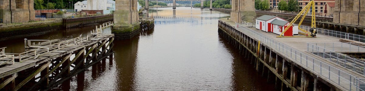 Newcastle-upon-Tyne welches beinhaltet Fluss oder Bach, Brücke und Stadt