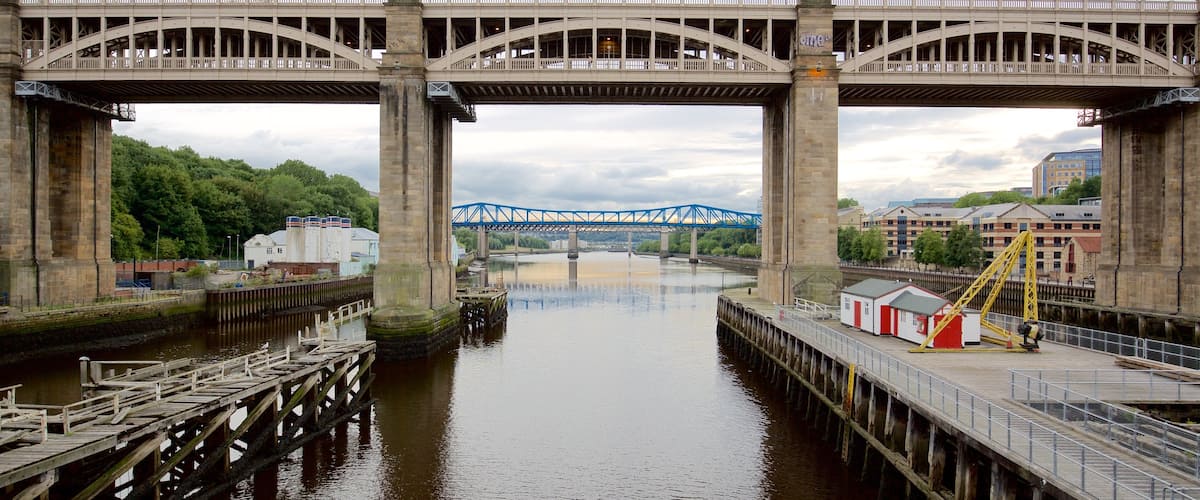 Newcastle-upon-Tyne mostrando un río o arroyo, un puente y una ciudad