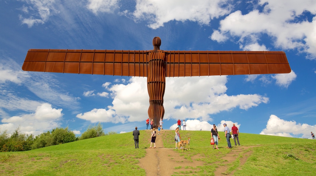 Angel of the North som omfatter et monument og skyline såvel som en stor gruppe mennesker