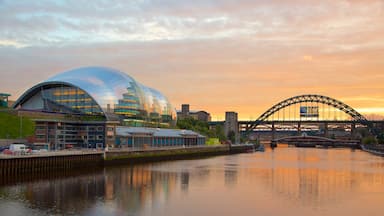 Newcastle-upon-Tyne montrant coucher de soleil, rivière ou ruisseau et ville