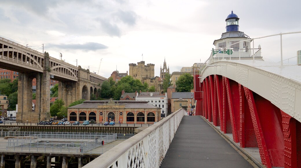 Newcastle-upon-Tyne mostrando una ciudad, un puente y arquitectura patrimonial