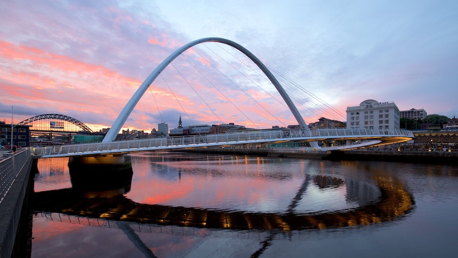 Gateshead Millenniumbrug toont een rivier of beek, moderne architectuur en een zonsondergang