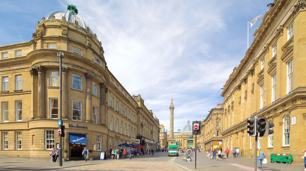 Grey\'s Monument featuring heritage architecture, street scenes and a city