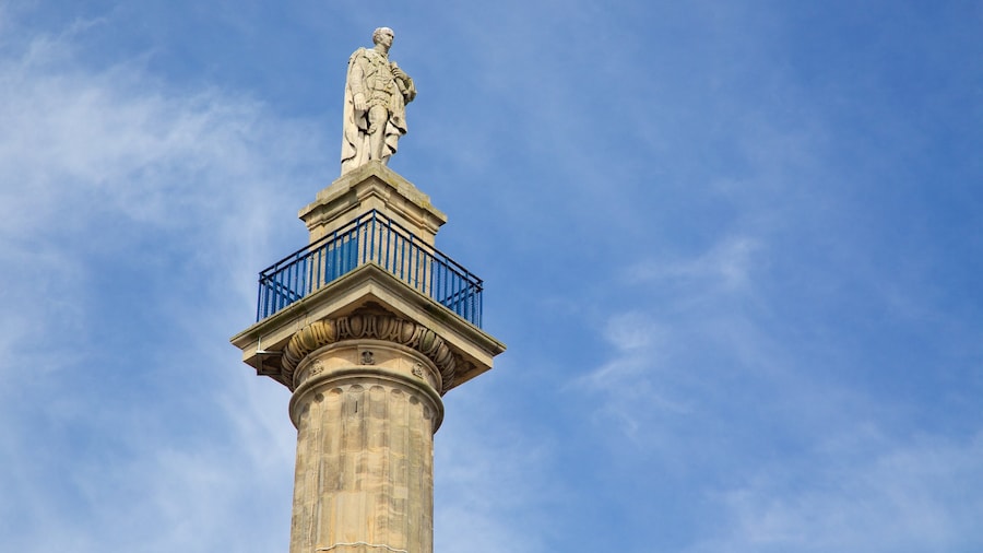 Grey\'s Monument showing heritage architecture, skyline and a statue or sculpture