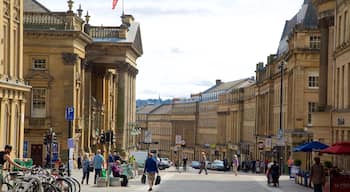 Newcastle-upon-Tyne Theatre Royal que incluye arquitectura patrimonial, café y ciclismo