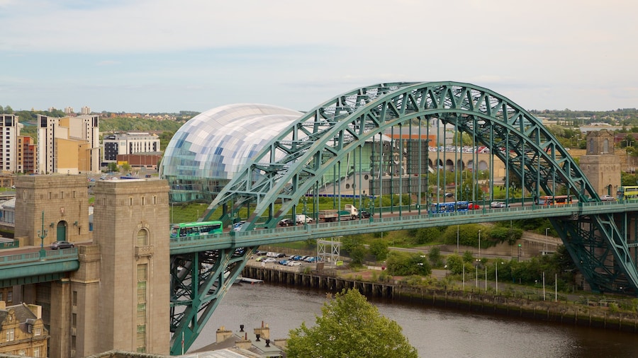 Tyne-brug toont een rivier of beek, een brug en een stad