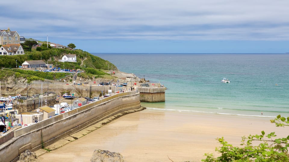 Newquay mostrando una ciudad costera y una playa