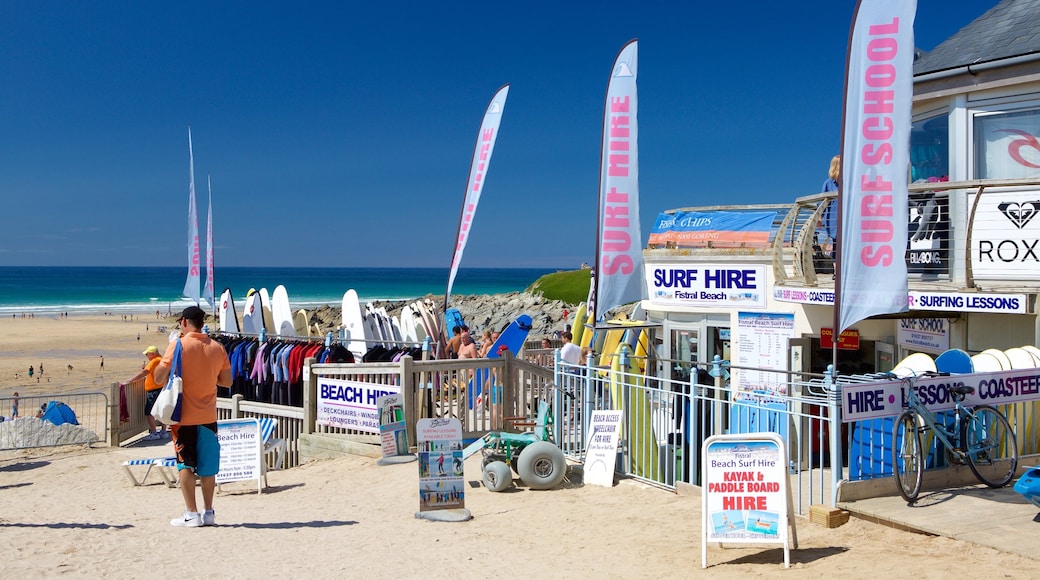 Fistral Beach welches beinhaltet Beschilderung und Strand sowie einzelner Mann