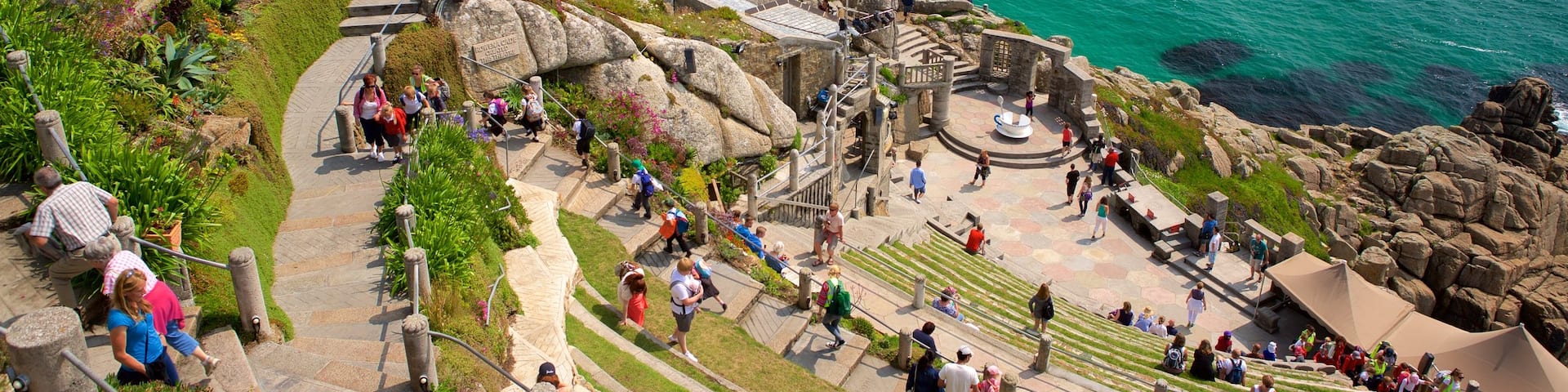 Minack Theatre welches beinhaltet Küstenort, Felsküste und allgemeine Küstenansicht