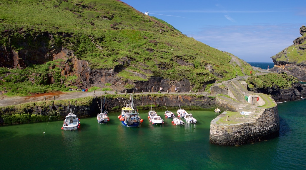 Boscastle som inkluderar båtkörning och klippig kustlinje