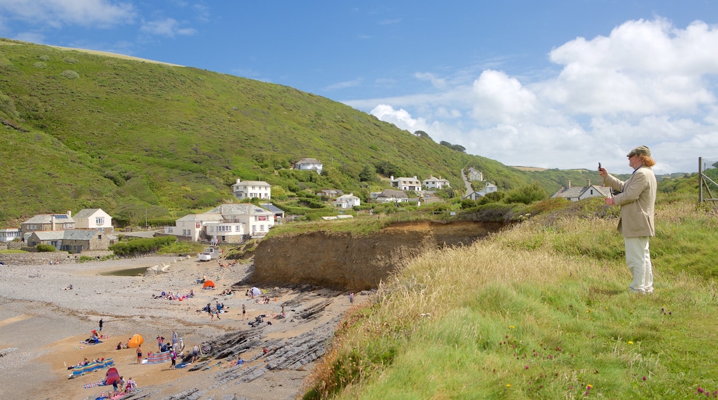 Crackington Haven mit einem Küstenort und Sandstrand sowie einzelne Frau