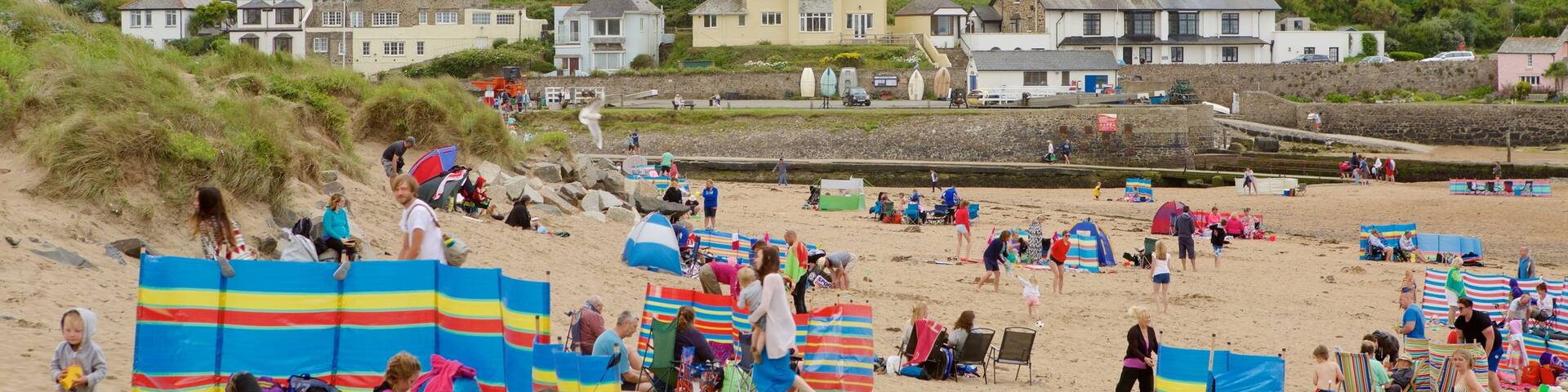 Plage de Bude montrant plage et ville côtière aussi bien que important groupe de personnes