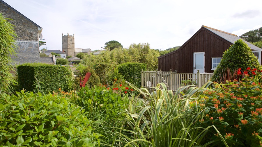 Wayside Museum som visar en kuststad, blommor och ett hus