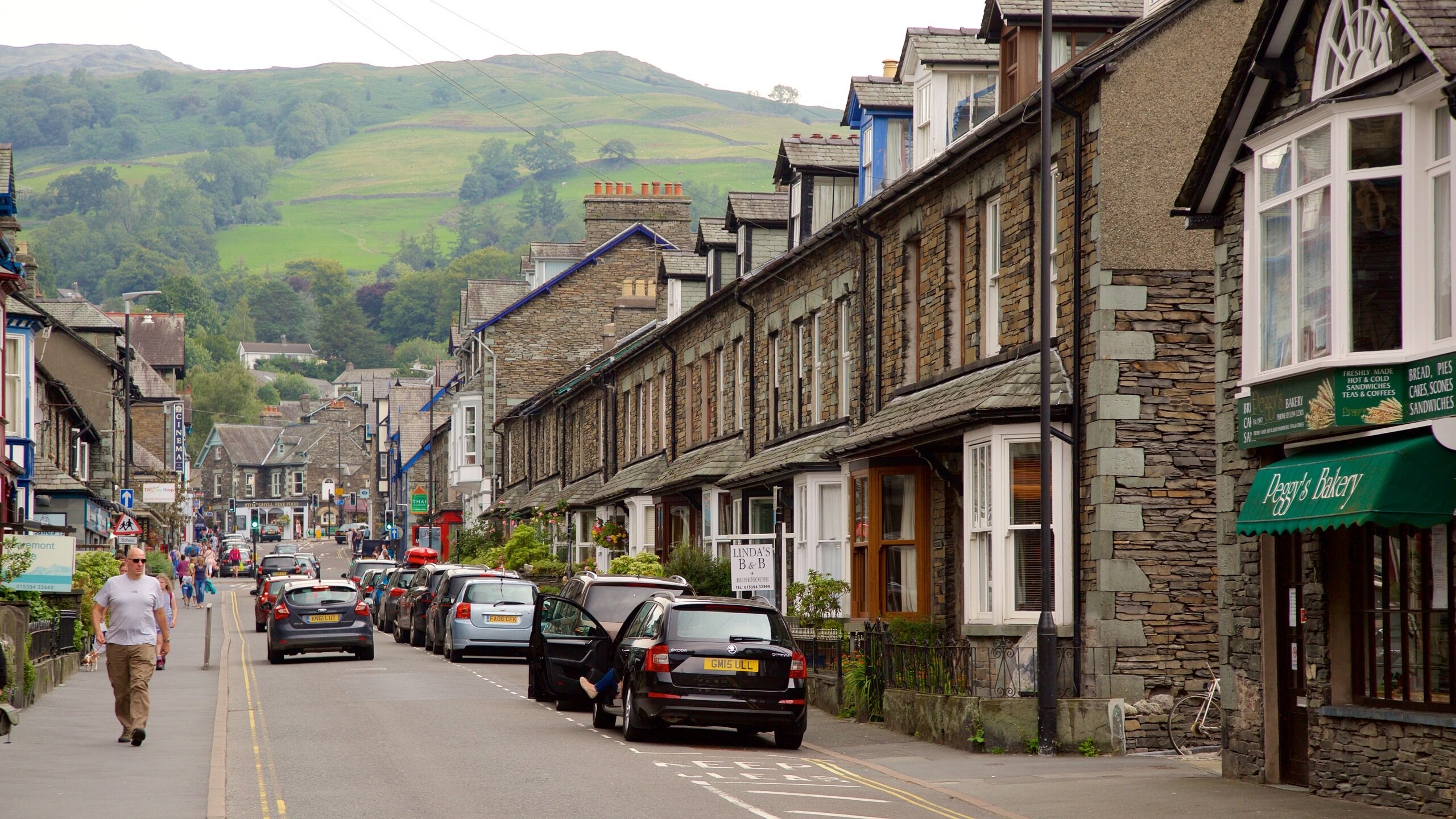 Ambleside showing a small town or village, street scenes and signage