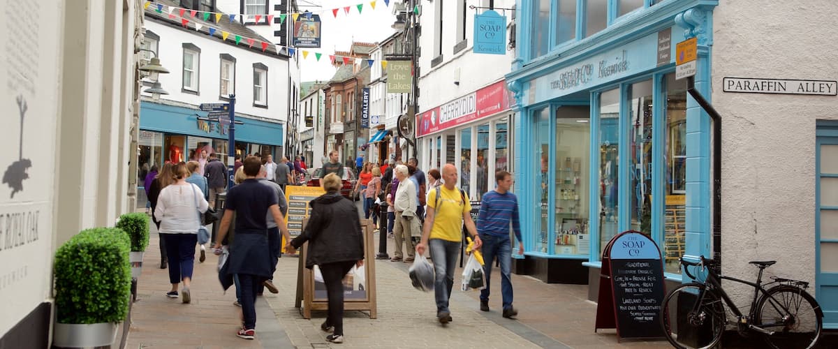 Keswick showing street scenes, cafe scenes and signage