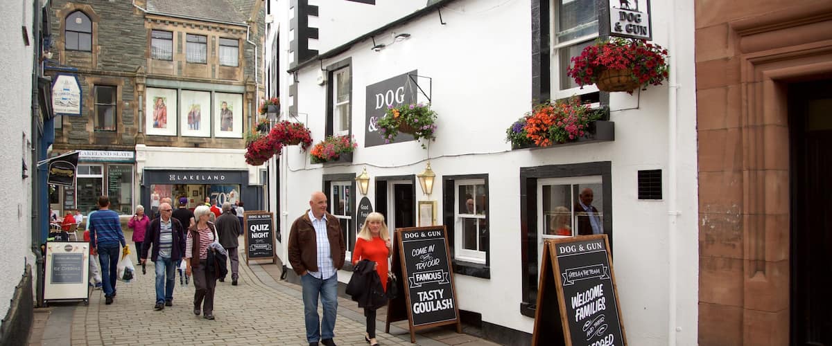 Keswick mostrando escenas urbanas, estilo de vida de café y señalización