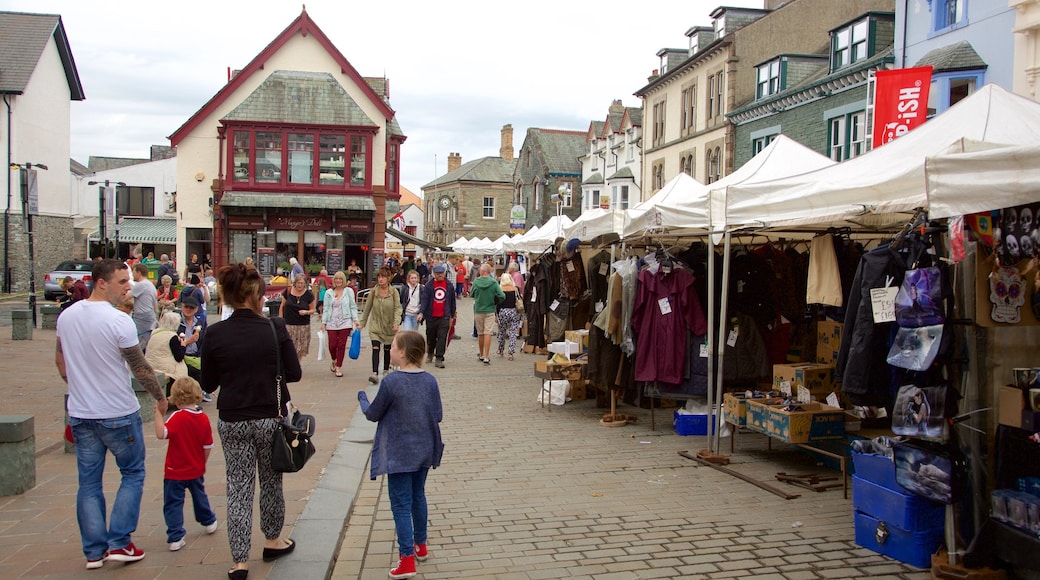 Keswick mostrando imágenes de calles y mercados y también un gran grupo de personas