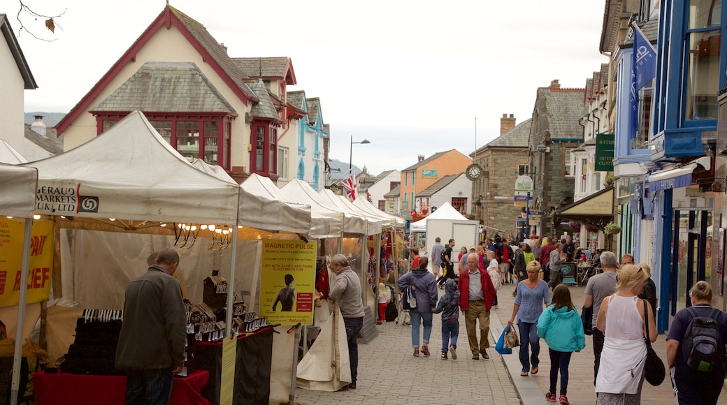 Keswick che include strade e mercati cosi come un grande gruppo di persone