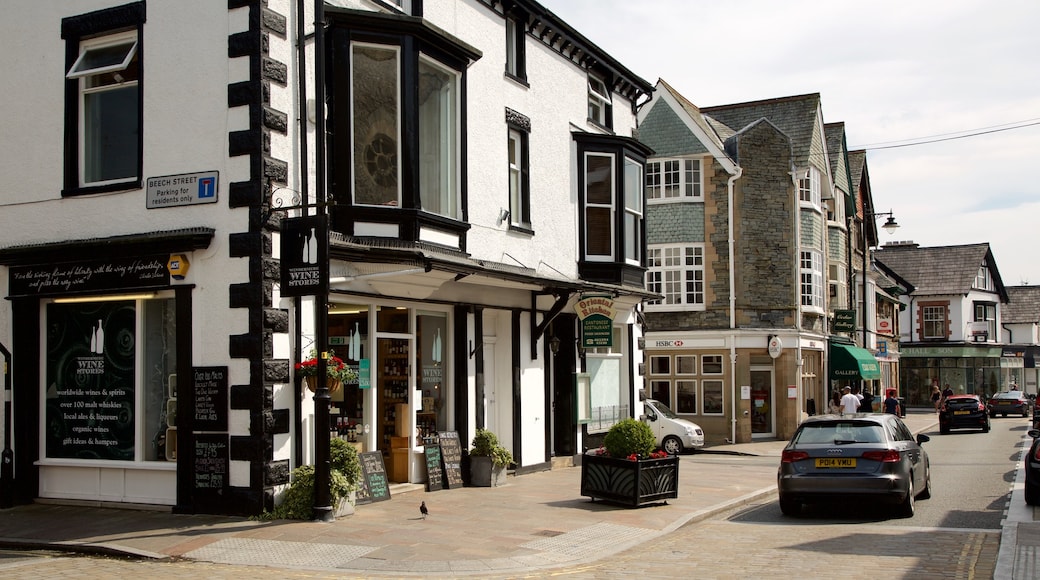 Windermere mit einem Straßenszenen, Beschilderung und historische Architektur