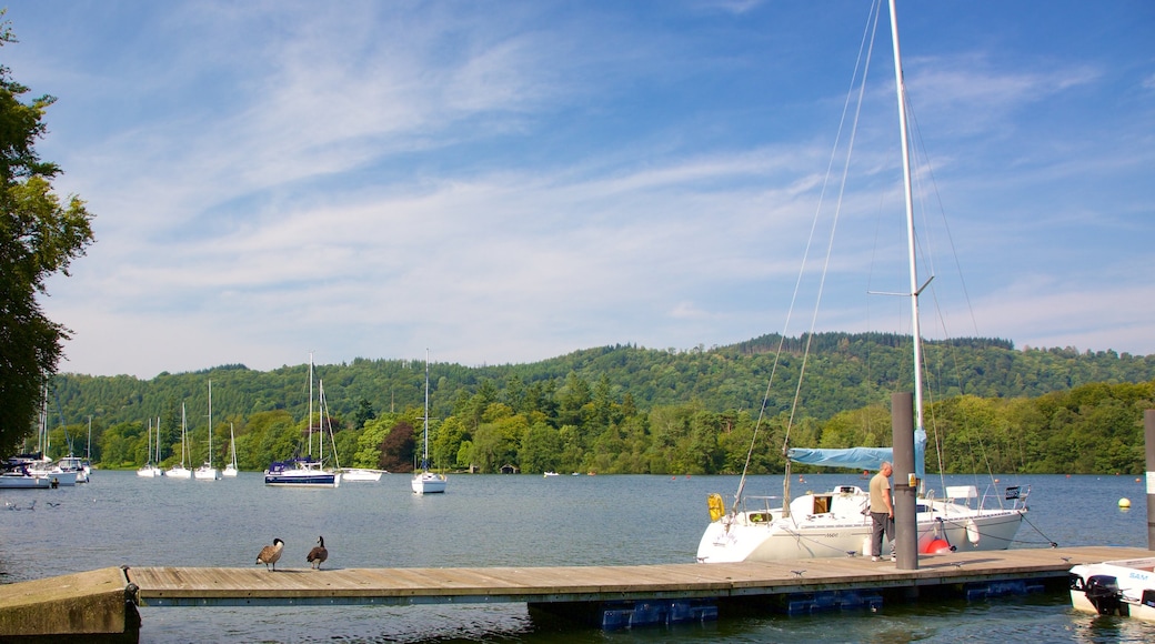 Bowness-on-Windermere presenterar en sjö eller ett vattenhål och båtkörning