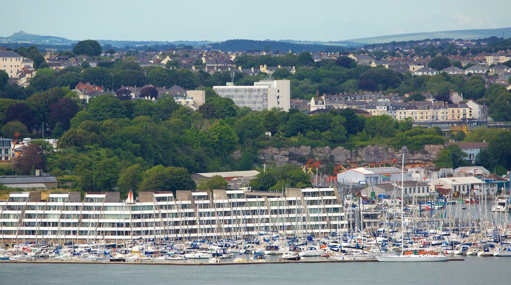 Plymouth que incluye una marina, vistas generales de la costa y una ciudad