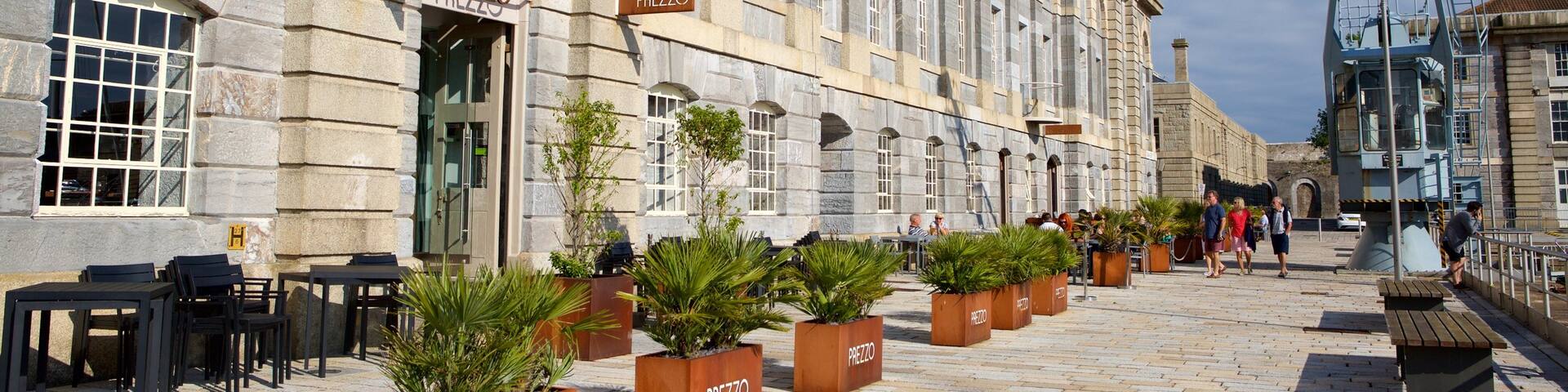 Plymouth featuring café lifestyle and heritage architecture