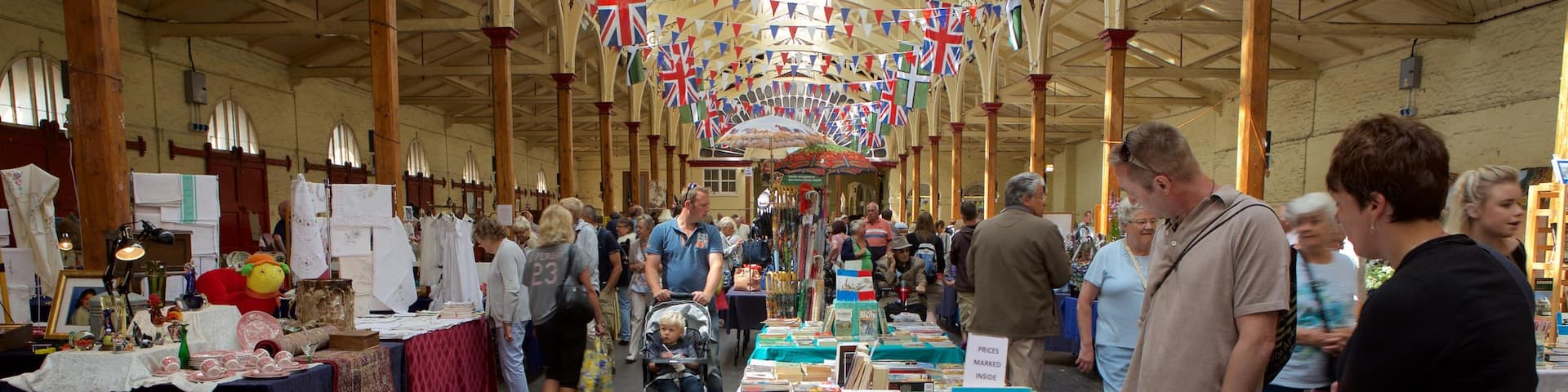 Pannier Market welches beinhaltet MĂ€rkte und Innenansichten sowie groĂe Menschengruppe