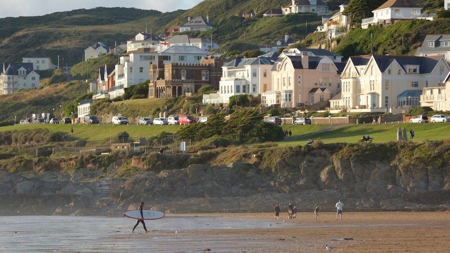 Woolacombe som viser en strand, en kystby og surfing