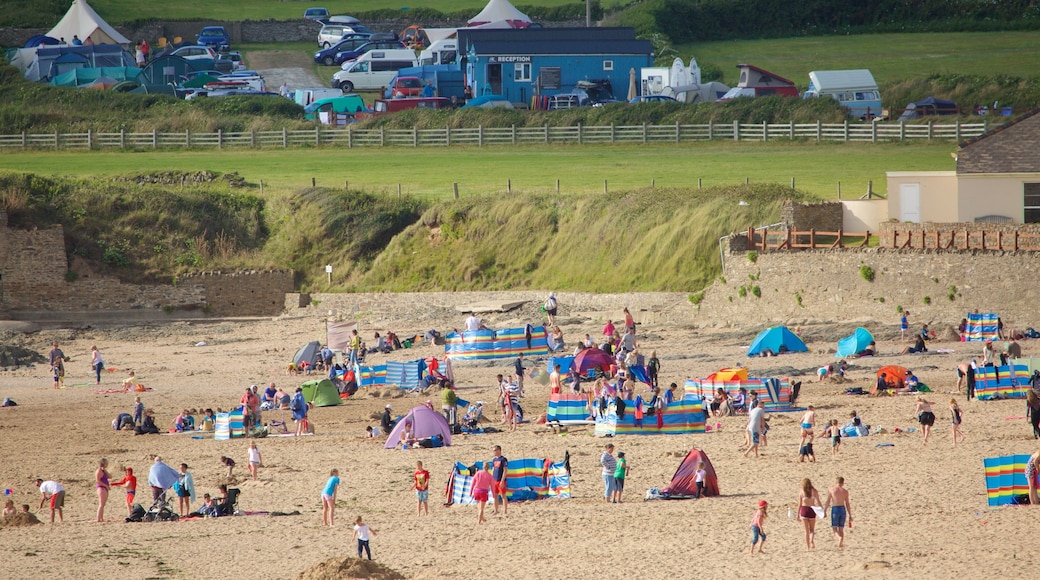 Croyde featuring a beach as well as a large group of people