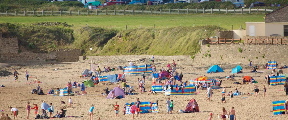 Croyde featuring a beach as well as a large group of people