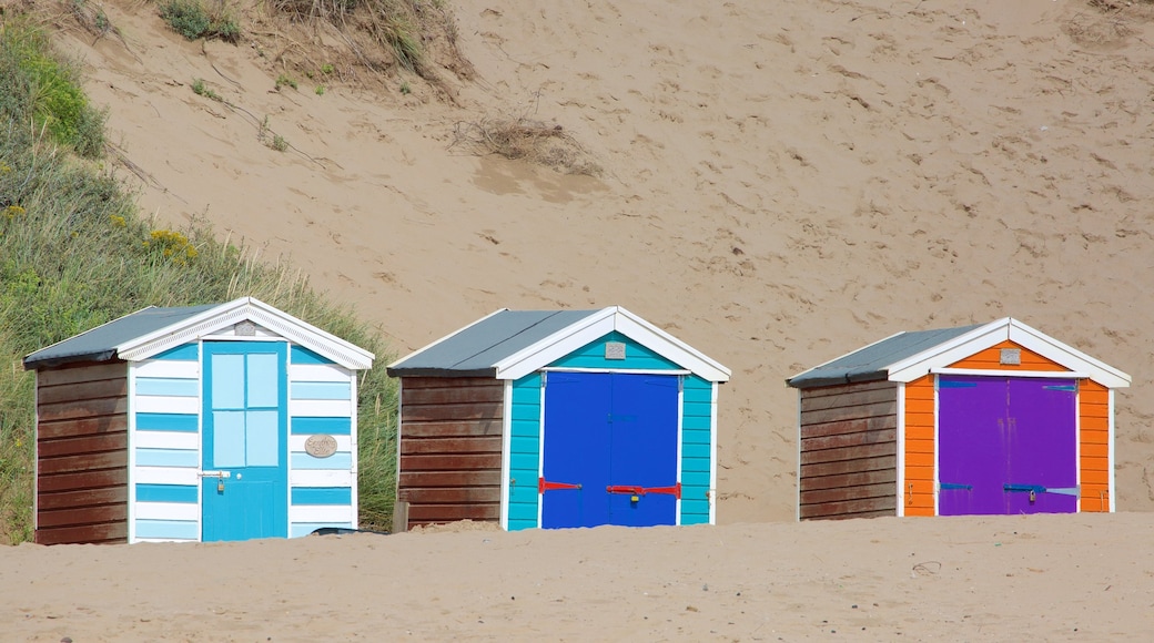 Saunton som viser sandstrand og hus