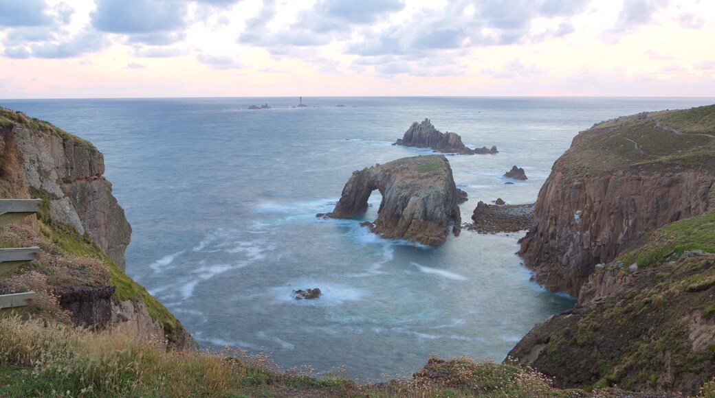 Land\'s End ofreciendo un atardecer, litoral rocoso y vistas panorámicas