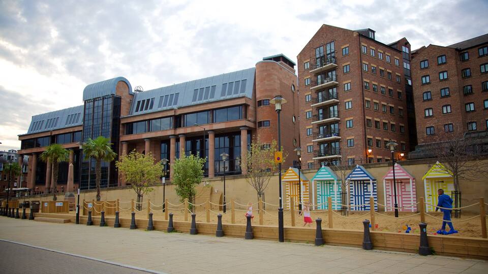 Quayside que inclui um hotel de luxo ou resort