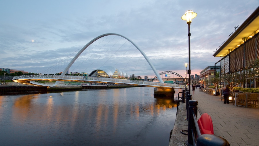 Quayside toont een brug, een rivier of beek en moderne architectuur