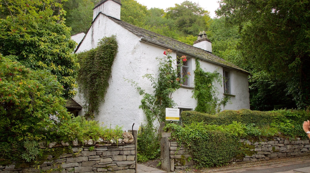 Dove Cottage mostrando elementos de patrimĂŽnio, uma casa e um jardim