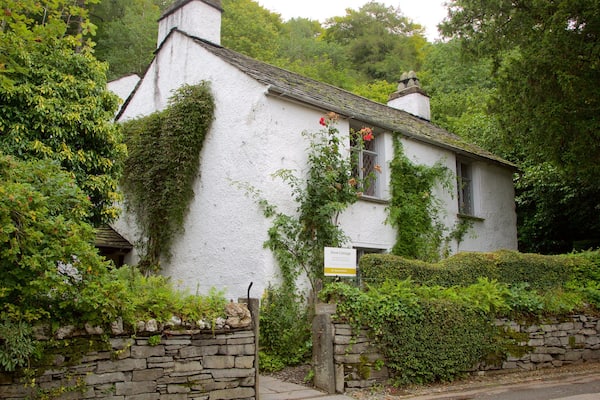 Dove Cottage showing a house, heritage elements and a park