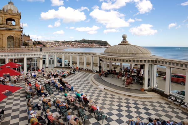 Scarborough Spa mostrando musica, vista della costa e teatro
