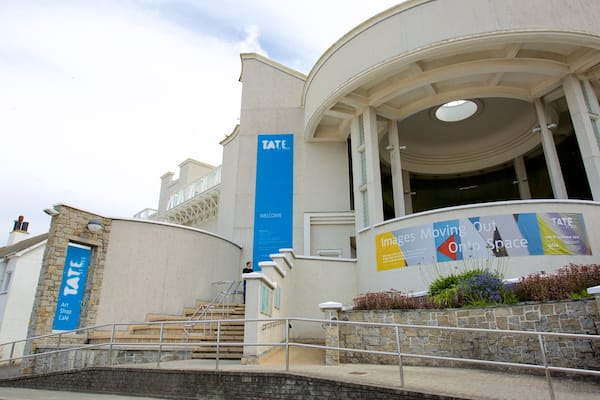 Tate St. Ives mettant en vedette signalisation et patrimoine architectural