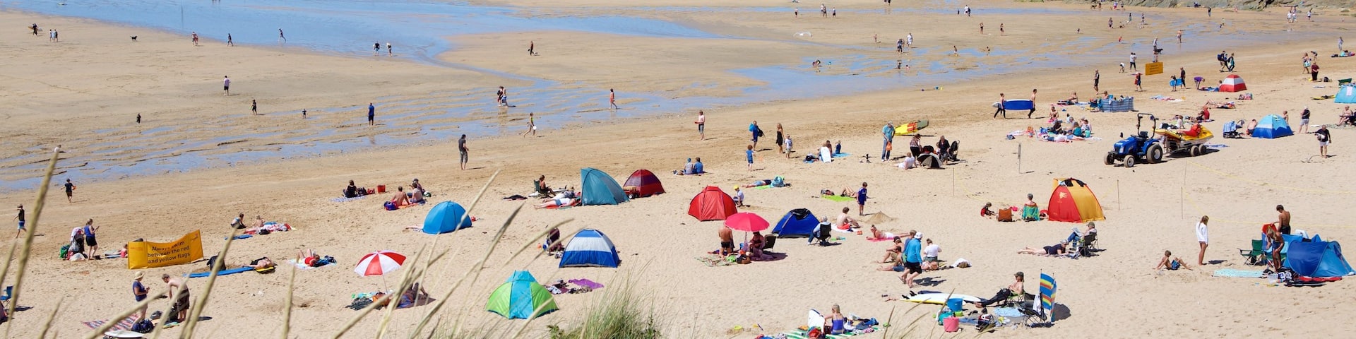Fistral Beach showing a beach as well as a large group of people