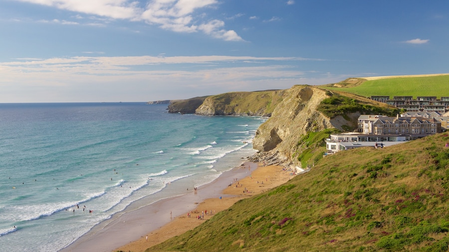 Watergate Bay mostrando casa, spiaggia sabbiosa e costa frastagliata