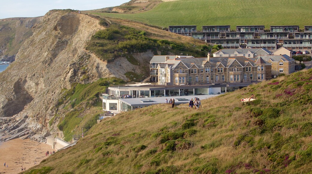 Watergate Bay som viser klippelandskap, rolig landskap og hus