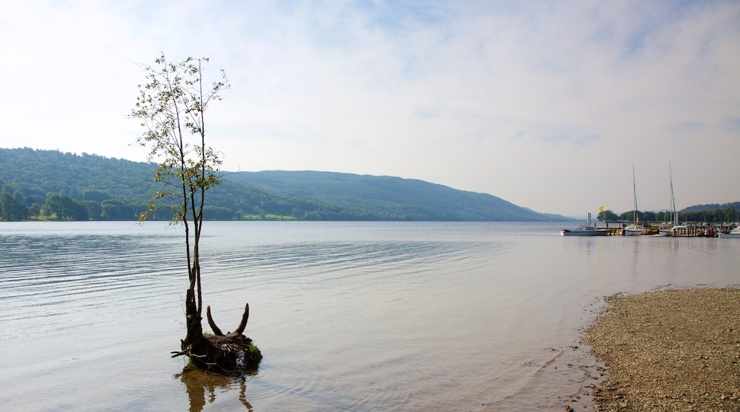 Coniston Water que inclui uma praia de pedras e uma baía ou porto